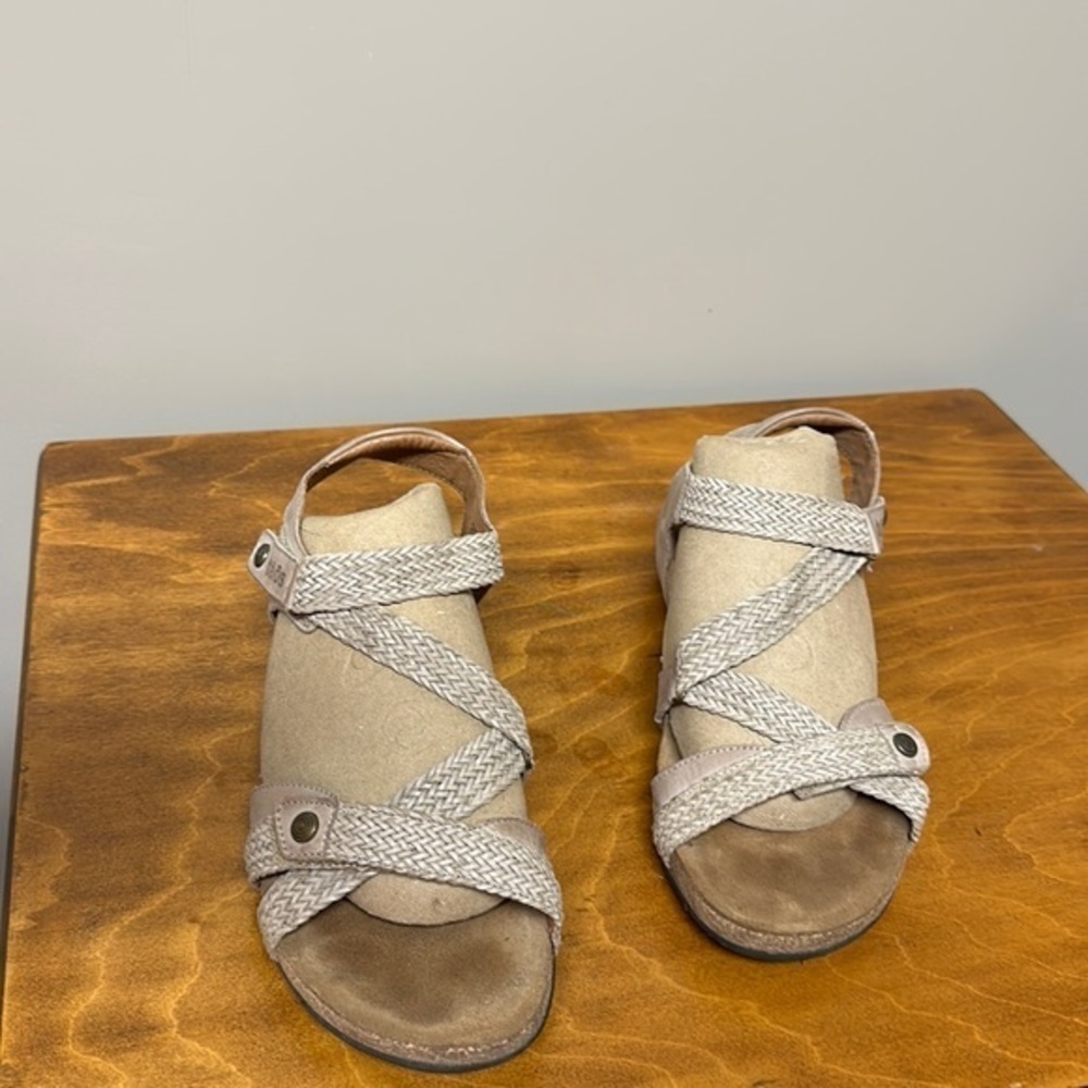 Taos Footwear Beige and Gray Sandals